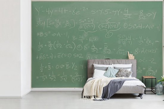 Behang - Fotobehang - Jongen lost wiskundige vergelijking op met formules - Breedte... |