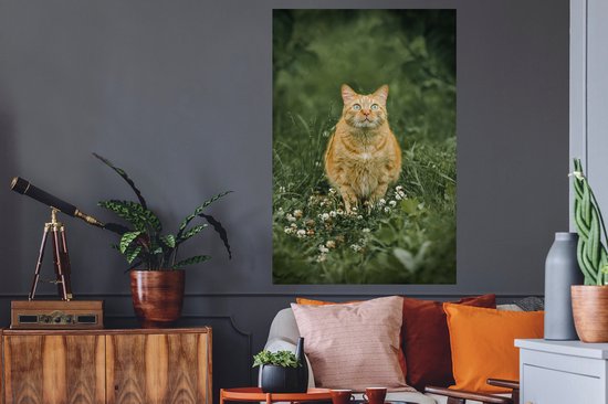 Sticker Muursticker Champ de fleurs d' Animaux - Chat rouge aux yeux verts dans un champ de fleurs - 80x120 cm - film autocollant - sticker mural repositionnable