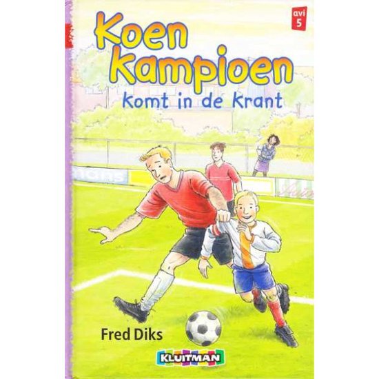 Voorzijde boek 'Koen Kampioen komt in de krant' met afbeelding van vader en zoon op voetbalveld, en twee andere figuren.