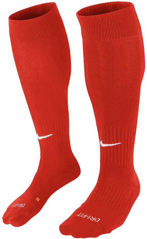 Een paar rode Nike voetbalkousen met witte Nike-logo's en 'Dri-Fit' tekst.
