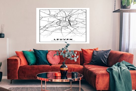 Affiche avec une carte en noir et blanc de Leuven, Belgique, avec un motif de rues et le texte LEUVEN, accrochée au-dessus d'un canapé orange.