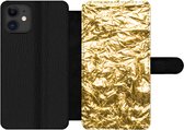 Bookcase Geschikt voor iPhone 12 Pro Max telefoonhoesje - Gouden folie met een gerimpelde textuur - Met vakjes - Wallet case met magneetsluiting
