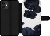 Bookcase Geschikt voor iPhone 12 Pro telefoonhoesje - Afbeelding van een zwart-witte koeienhuid - Met vakjes - Wallet case met magneetsluiting