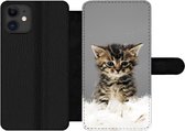 Bookcase Geschikt voor iPhone 12 Pro telefoonhoesje - Kat - Kitten - Veren - Met vakjes - Wallet case met magneetsluiting