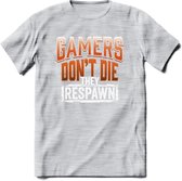 Gamers don't die T-shirt | Oranje | Gaming kleding | Grappig game verjaardag cadeau shirt Heren – Dames – Unisex | - Licht Grijs - Gemaleerd - XL