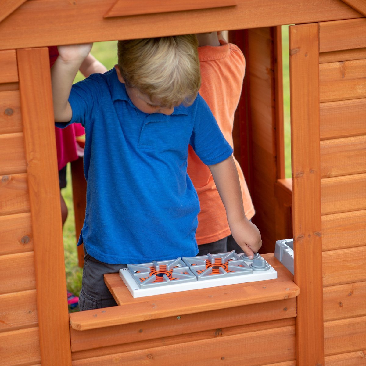 Backyard Discovery Timberlake Speelhuis in Bruin - Houten Speelhuisje met Speelkeuken, Telefoon en meer accessoires - Speelhuis voor de tuin / buiten — afbeelding 14