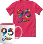 95 Jaar Vrolijke Verjaadag T-shirt met mok giftset Roze | Verjaardag cadeau pakket set | Grappig feest shirt Heren – Dames – Unisex kleding | Koffie en thee mok | Maat M