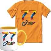 77 Jaar Vrolijke Verjaadag T-shirt met mok giftset Geel | Verjaardag cadeau pakket set | Grappig feest shirt Heren – Dames – Unisex kleding | Koffie en thee mok | Maat S