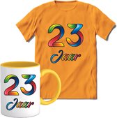 23 Jaar Vrolijke Verjaadag T-shirt met mok giftset Geel | Verjaardag cadeau pakket set | Grappig feest shirt Heren – Dames – Unisex kleding | Koffie en thee mok | Maat M