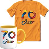 70 Jaar Vrolijke Verjaadag T-shirt met mok giftset Geel | Verjaardag cadeau pakket set | Grappig feest shirt Heren – Dames – Unisex kleding | Koffie en thee mok | Maat M