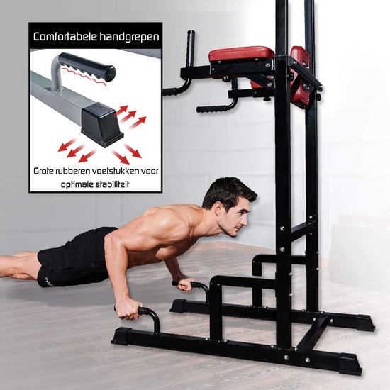 Man doet push-ups op een zwart krachtstation met rode accenten.