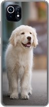 Geschikt voor Xiaomi Mi 11 hoesje - Een Golden Retriever puppy lopend op de stoep - Siliconen Telefoonhoesje