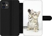 Bookcase Geschikt voor iPhone 11 telefoonhoesje - Kitten - Poot - Wit - Meisjes - Kinderen - Jongens - Kind - Met vakjes - Wallet case met magneetsluiting