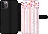 Bookcase Geschikt voor iPhone 11 Pro Max telefoonhoesje - Een illustratie van groeiende hartjes - Met vakjes - Wallet case met magneetsluiting