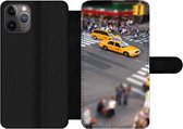 Bookcase Geschikt voor iPhone 11 Pro Max telefoonhoesje - New York - Amerika - Taxi - Met vakjes - Wallet case met magneetsluiting