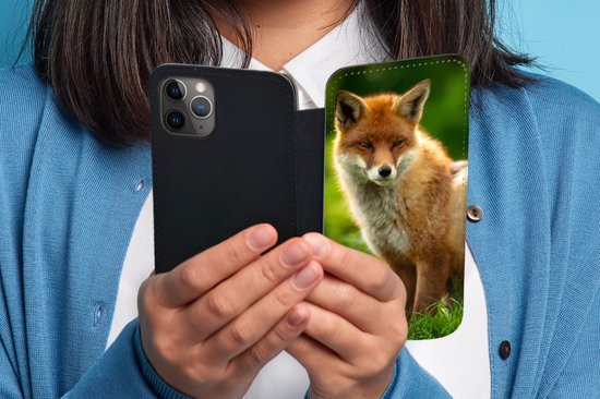 Telefoonhoesje Geschikt voor iPhone 11 Pro Max telefoonhoesje - Vos - Licht - Gras - Met vakjes - Wallet case met magneetsluiting