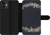 Bookcase Geschikt voor iPhone 11 telefoonhoesje - Bloemenkrans - Pastel - Zomer - Met vakjes - Wallet case met magneetsluiting