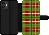 Bookcase Geschikt voor iPhone 11 telefoonhoesje - Plaid - Groen - Rood - Patroon - Met vakjes - Wallet case met magneetsluiting