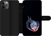Bookcase Geschikt voor iPhone 11 Pro Max telefoonhoesje - Kwallen - Zeedieren - Zwart - Met vakjes - Wallet case met magneetsluiting