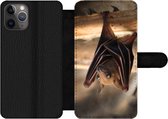 Bookcase Geschikt voor iPhone 11 Pro Max telefoonhoesje - Baby - Vleermuis - Hout - Met vakjes - Wallet case met magneetsluiting