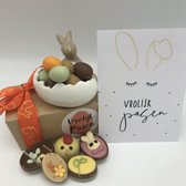 Cho-lala Paascadeautje lentebonbons, Paaseitjes en Paashaas | chocoladecadeau | 250 gram lentebonbons en 50 gram paaseitjes | Paashaas schaaltje keramiek | Kaart | 3 delig