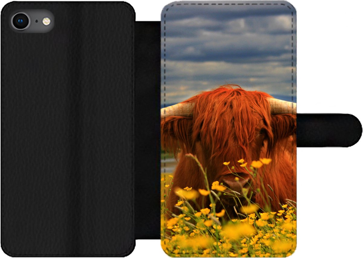 Telefoonhoesje Geschikt voor iPhone 7 telefoonhoesje - Schotse Hooglander - Dieren - Bloemen - Met vakjes - Wallet case met magneetsluiting