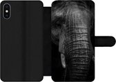 Bookcase Geschikt voor iPhone XS Max telefoonhoesje - Olifant op zwarte achtergrond in zwart-wit - Met vakjes - Wallet case met magneetsluiting
