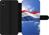 Bookcase Geschikt voor iPhone XS telefoonhoesje - De vlag van Nederland wappert in de lucht - Met vakjes - Wallet case met magneetsluiting