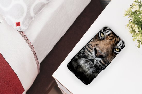 Bookcase pour téléphone iPhone SE 2020 Bookcase - Tigre - Gros plan - Animal - Avec poches - Étui portefeuille avec fermeture magnétique