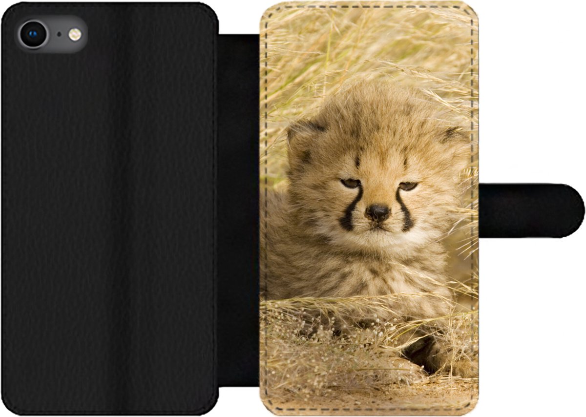 Telefoonhoesje Geschikt voor iPhone 8 telefoonhoesje - Cheeta - Jong - Gras - Met vakjes - Wallet case met magneetsluiting