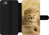 Bookcase Geschikt voor iPhone 8 telefoonhoesje - Cheeta - Jong - Gras - Met vakjes - Wallet case met magneetsluiting