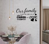 Stickerheld - Muursticker "Our family is just the right mix of chaos and love" Quote - Woonkamer - inspirerend - Engelse Teksten - Mat Zwart - 55x86cm