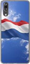 Geschikt voor Huawei P20 hoesje - De vlag van Nederland wappert in de lucht - Siliconen Telefoonhoesje