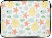 Laptophoes 14 inch - Zeedieren - Baby - Schelpen - Laptop sleeve - Binnenmaat 34x23,5 cm - Zwarte achterkant