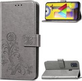Mobigear Telefoonhoesje geschikt voor Samsung Galaxy M31 Hoesje | Mobigear Clover Bookcase Portemonnee | Pasjeshouder voor 3 Pasjes | Telefoonhoesje voor Pinpas / OV Kaart / Rijbewijs - Grijs