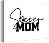 Wanddecoratie Metaal - Aluminium Schilderij Industrieel - Quotes - Spreuken - Soccer mom - Voetbalmoeder - Mama - 90x60 cm - Dibond - Foto op aluminium - Industriële muurdecoratie - Voor de woonkamer/slaapkamer