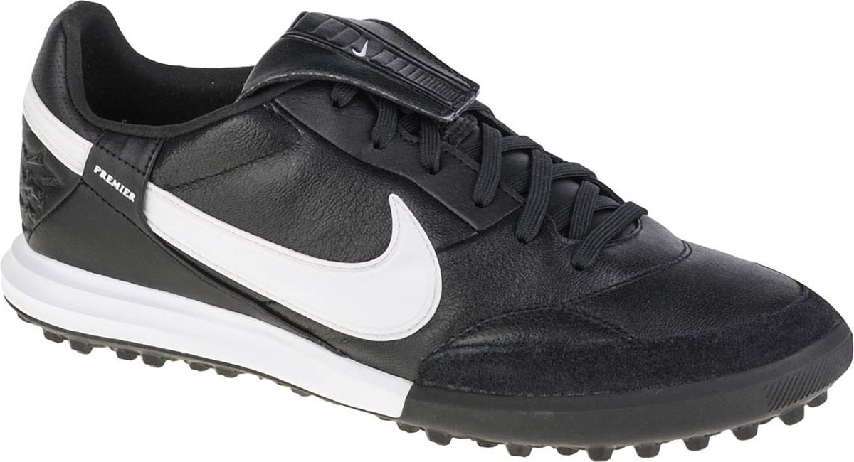 Zwarte Nike Premier III TF voetbalschoenen met vetersluiting, zacht leer en flexibele rubberen buitenzool.