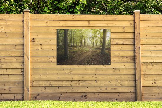 Een tuinposter met boszicht, hangend aan een houten schutting. Een pad loopt door het bos, badend in zonnestralen.