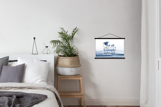 Une chambre avec un porte-affiche mural. L'affiche présente une aquarelle d'eau bleue et un chapeau de diplômé.