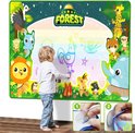 Een jongetje tekent op een grote, kleurrijke watermat met jungle thema. De mat bevat dieren, een raket en de tekst 'FOREST'. Inzetstukken tonen hoe de mat bevestigd wordt.