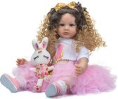 Reborn baby pop 'Maddie' - 60 cm - Meisje met lange, blonde krullen - Met outfit, knuffel, speen en fles - Soft vinyl met grote korting