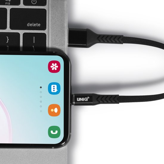 Câble de chargement UNIQ noir, connecté à un smartphone et à un ordinateur portable. Le câble a une texture tressée et le logo UNIQ.