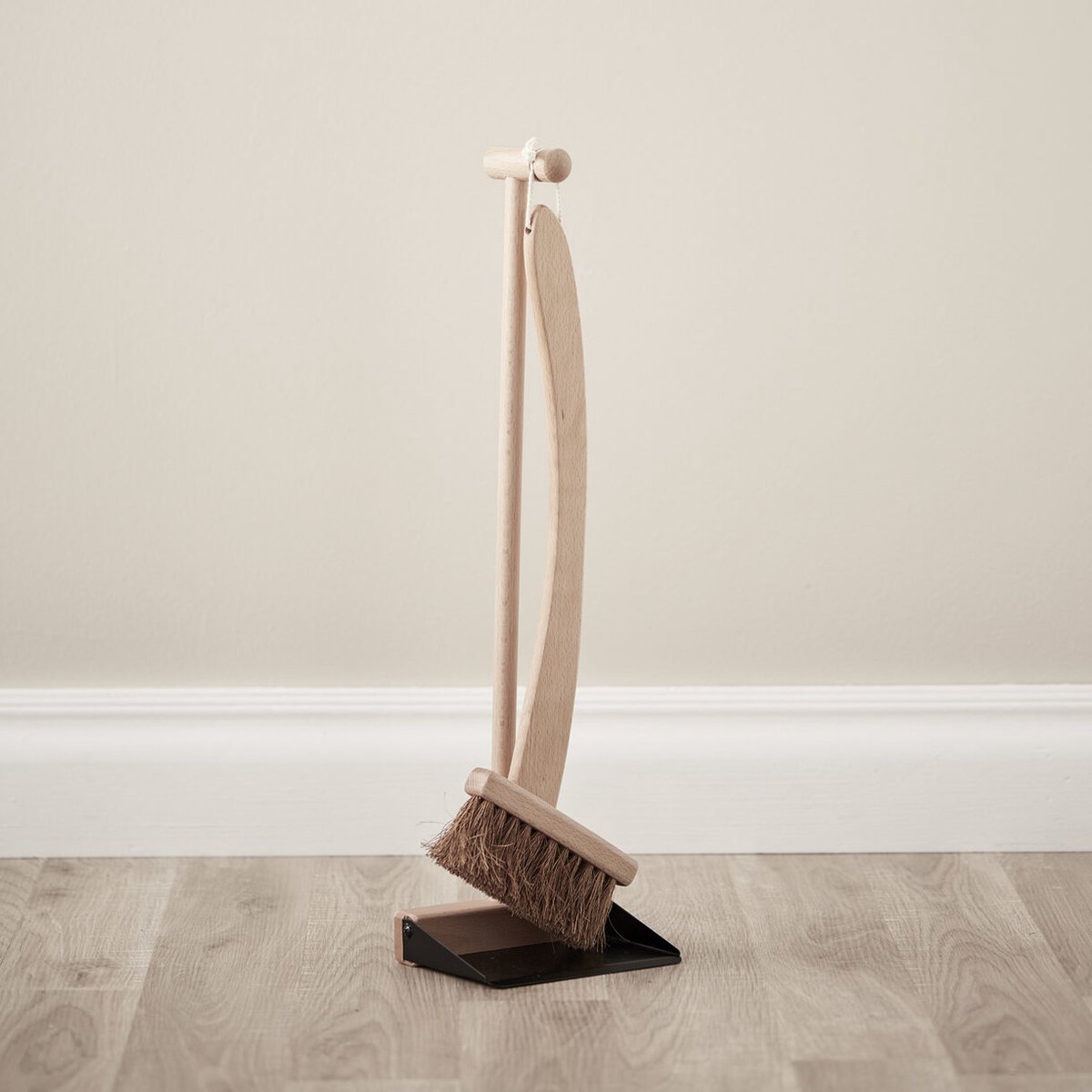 Kids Concept - Brush and dustpan BISTRO (1000342)