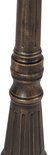 Gedetailleerd beeld van de basis van een bronzen lantaarnpaal met decoratieve groeven.