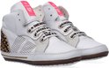 Witte leren babysneakers met panterprintdetails en roze label.
