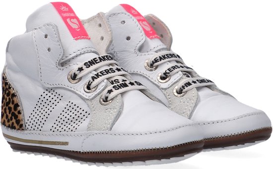 Witte leren babysneakers met panterprintdetails en roze label.