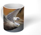 Mok - Een bruine pelikaan die langs de kust vliegt - 350 ML - Beker - Uitdeelcadeautjes