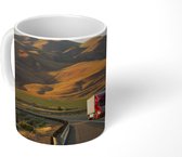 Mok - Rode vrachtwagen tussen de heuvels - 350 ML - Beker - Uitdeelcadeautjes