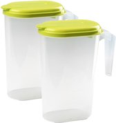 2x stuks waterkan/sapkan transparant/groen met deksel 1.6 liter kunststof - Smalle schenkkan die in de koelkastdeur past