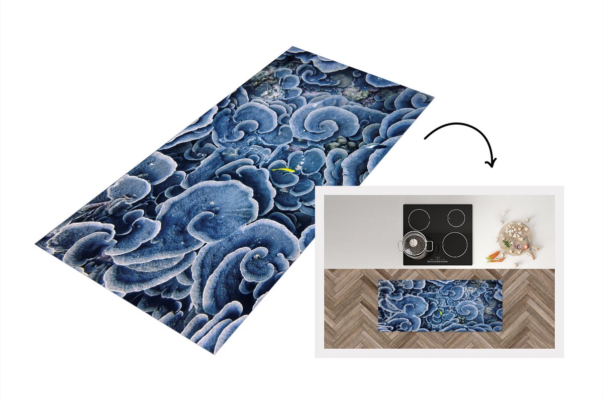KitchenYeah Keukenloper - Loper keuken - Bovenaanzicht van een gele vis die bij blauw koraal zwemt - Keukenloper vinyl Multicolor